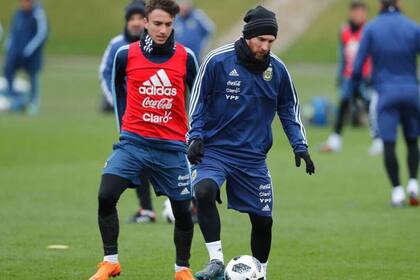 Juan Cruz Agüero marca a Messi, en una práctica de la selección.