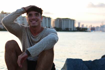 Juan Cruz abandonó su trabajo y los estudios, tomó la decisión de viajar a Miami y muestra su nuevo estilo de vida en las redes sociales