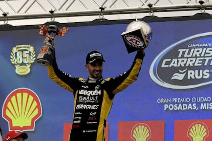 Juan Cruz Benvenuti festeja en el podio del autódromo Rosamonte, de Posadas; con la victoria ascendió al tercer puesto del campeonato de Turismo Carretera