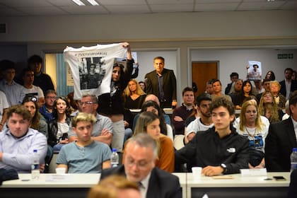 Juan Cruz Camerano Echavarría (a la derecha, de camisa oscura), el joven que manejaba el Fiat Ago baleado por la policía, hecho que provocó la muerte de Blas Correas