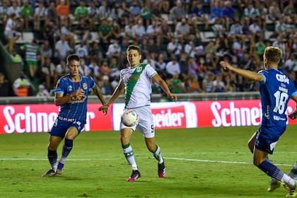 Juan Cruz, delantero de Banfield, intentó pero no pudo convertir ante Arsenal