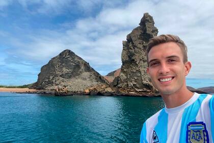 Juan Cruz Komar en las islas Galápagos, en un viaje reciente
