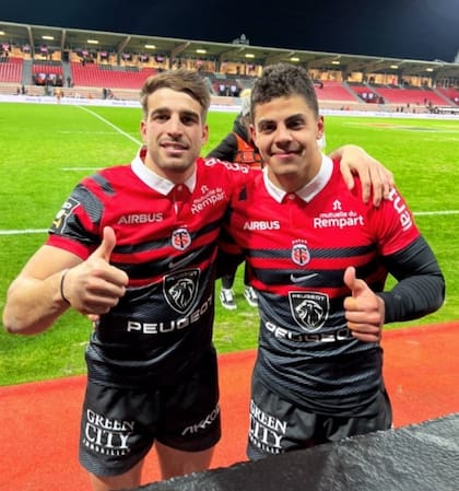 Juan Cruz Mallía y Santiago Chocobares celebran la victoria del Toulouse.
