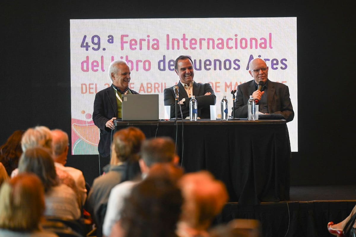 Juan Cruz Ruiz, Raúl Tola y Jorge Fernández Díaz rindieron homenaje a Vargas Llosa