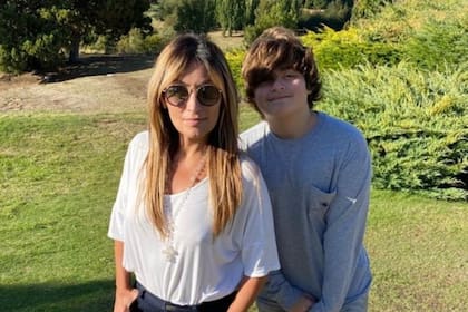 Juan Cruz tiene 15 años, es hincha de River y posa en postales junto a su madre