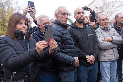 Juan Cruz Traverso despide por última vez a su padre luego de cargar el féretro junto a José Miguel Herceg, el piloto Lucas Guerra y su padre, el ex piloto y dirigente Miguel Ángel Guerra, y otros directivos de la Asociación Argentina de Volantes, entidad que el Flaco presidió hasta su muerte.