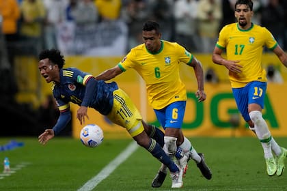 Juan Cuadrado, al suelo; el colombiano fue uno de los más valiosos; aquí, frente a Alex Sandro (AP Photo/Andre Penner)