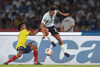 Juan Cuadrado de Colombia compite por el balón con Paulo Dybala de Argentina.