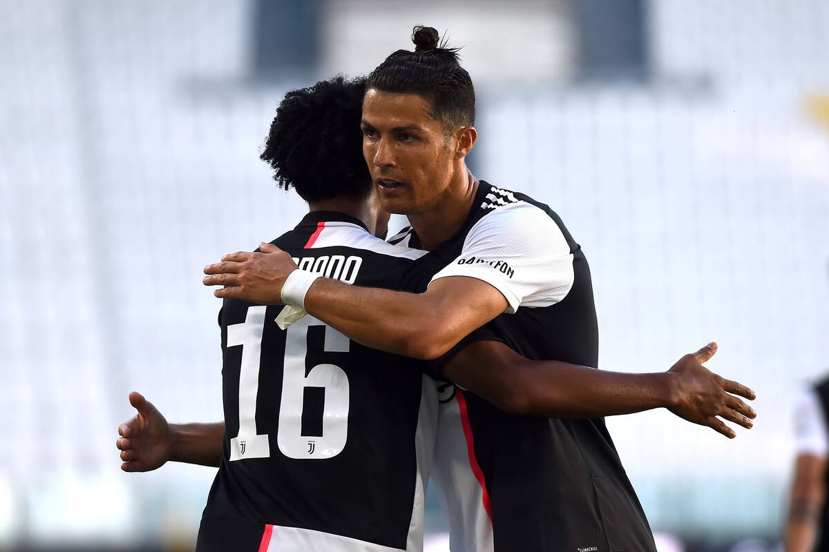 Juan Cuadrado de la Juventus celebra su segundo gol con Cristiano Ronaldo,