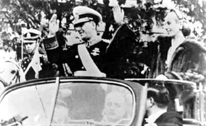 Juan D. Perón, tres veces presidente, el 4 de junio de 1952, cuando asumió su segundo mandato consecutivo, una presidencia que no iba a concluir por causa de un derrocamiento que tuvo su prolegómeno el 16 de junio de 1955 y se concretó finalmente el 16 de septiembre de ese mismo años