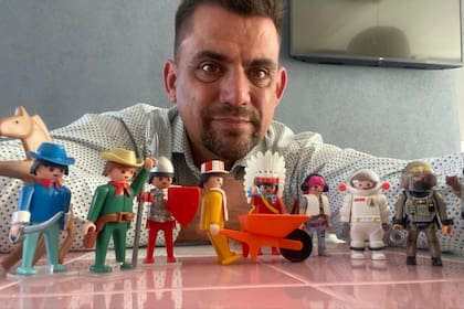 Juan Dethloff tiene 51 años y desde hace 34 colecciona Playmobil