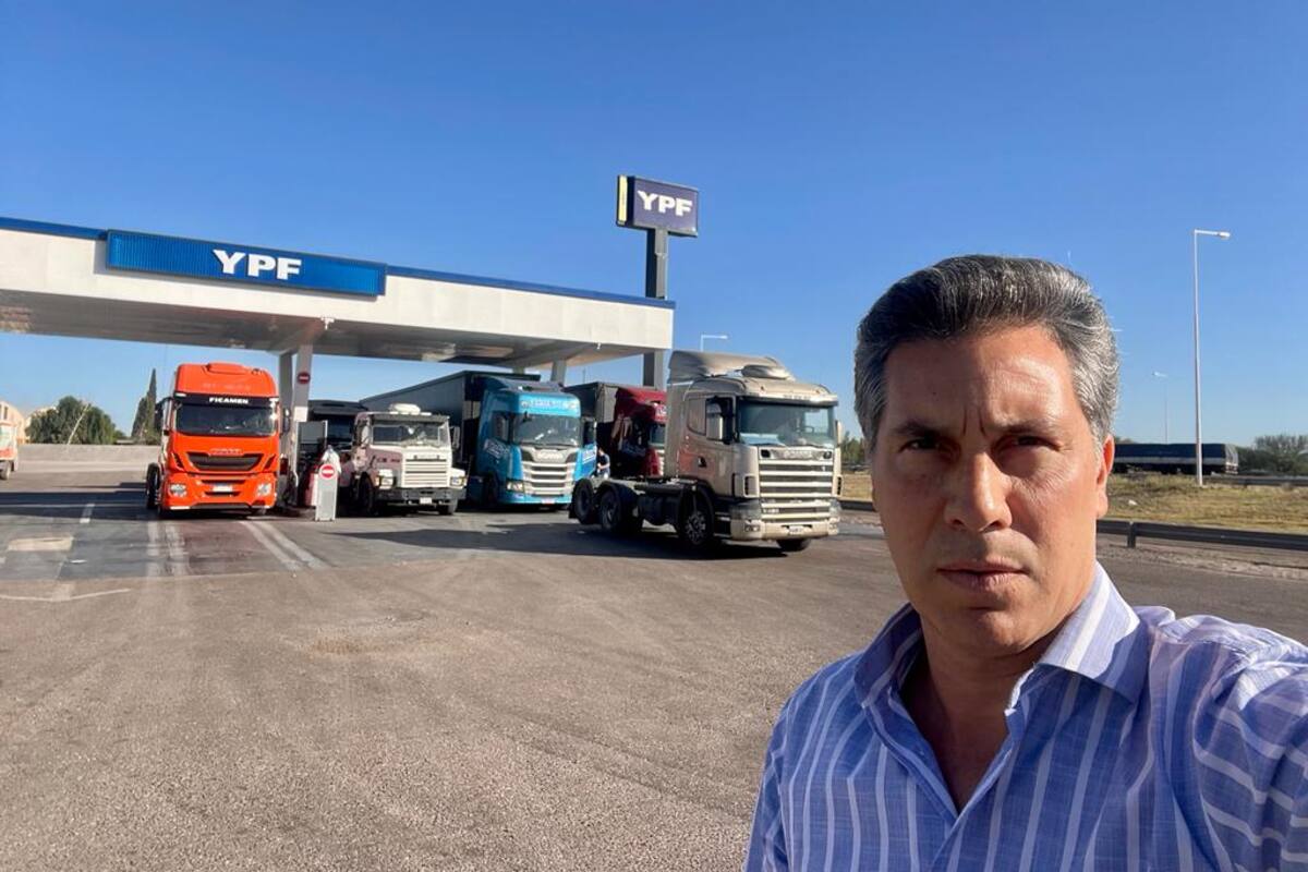 Juan Diego Etchevehere en una de las estaciones de servicio donde cargó en el trayecto de Entre Ríos a Mendoza