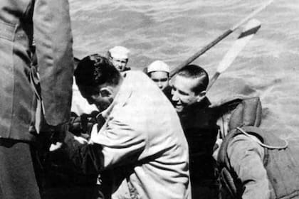 Juan Domingo Perón en 1955 subiendo a la cañonera Paraguay, rumbo al exilio