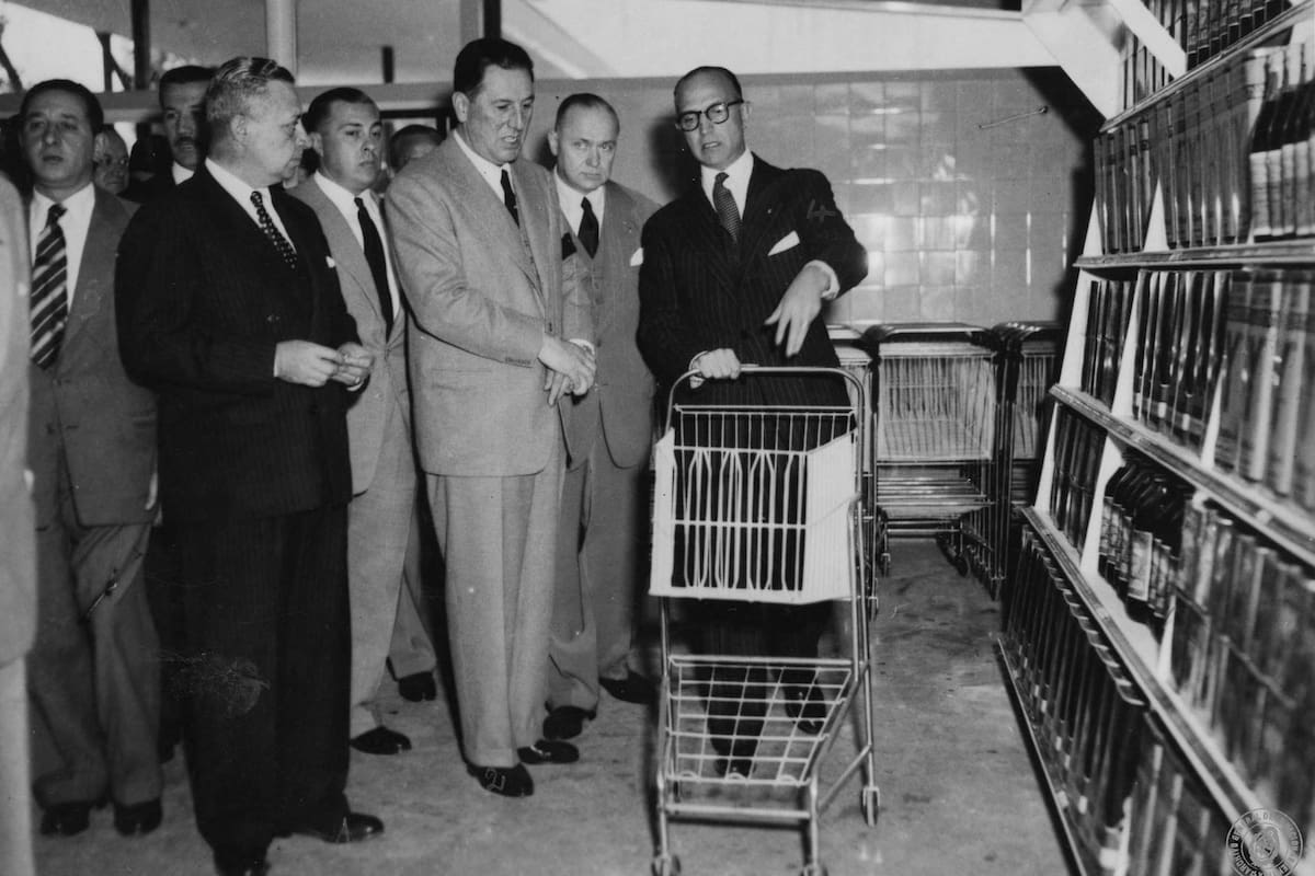 Juan Domingo Perón verificando los precios de la canasta básica, 1953