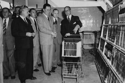 Juan Domingo Perón verificando los precios de la canasta básica, 1953