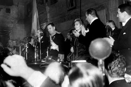 Juan Domingo Perón y Eva Duarte durante la asunción de la segunda presidencia