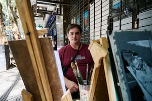 Juan Donadio pinta hace cinco meses en la calle, en Palermo