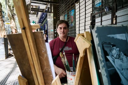 Juan Donadio pinta hace cinco meses en la calle, en Palermo