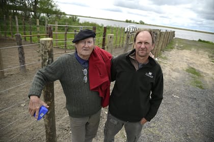 Juan Emilio Vitali y Martín Vitali sacaron sus animales de las islas ante la emergencia por la crecida de los ríos Paraná y Uruguay