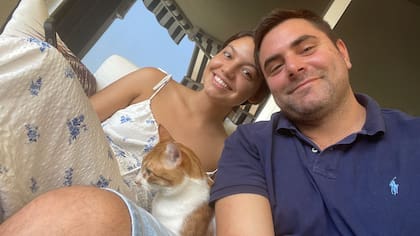 Juan, en compañía de su novia Justina, encontraron la manera de poder sobrevivir con un trabajo soñado