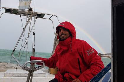 Juan en su turno, con un arco iris de fondo