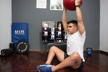 Juan, entrenador, da clases desde su casa por zoom.