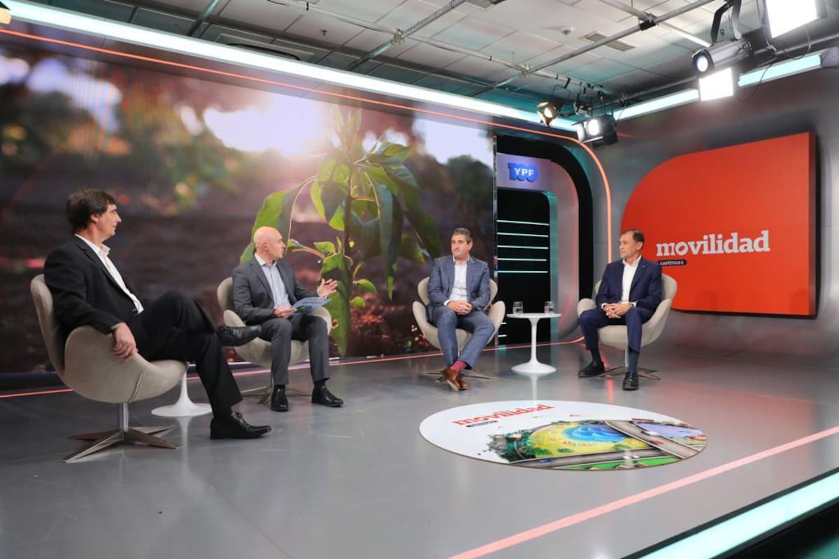 Juan Erize (Enel X), Daniel Ketchibachian (Aeropuertos Argentina 2000) y Diego Prado (Toyota) en el panel de Movilidad moderado por Pablo Ortega (La Nación)