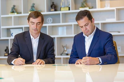 Juan Erize, gerente general de Enel X Argentina, e Ignacio Lorenzo, Head de Global Debt Financing en Santander Argentina, firman la alianza