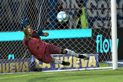 Juan Espinola vuela pero no llegará a rechazar el remate de Diego Valoyes, el hombre que con su conquista llevó a Talleres a la final de la Copa Argentina