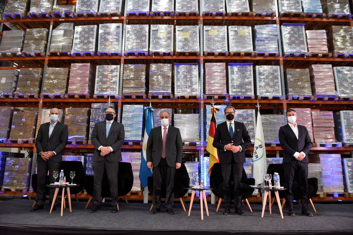 Juan Farinati, CEO de Bayer Cono Sur; Matías Kulfas, ministro de Desarrollo Productivo; Juan Manzur, jefe de Gabinete; el embajador de Alemania en la Argentina, Ullrich Sante, y el Intendente de Pilar, Federico Achával