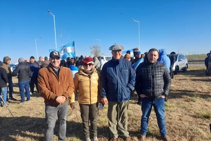 Juan Felix Rossetti, Gustavo Sutter, Marcelo Banchetta y Laura Llopi en la movilización en Armstrong