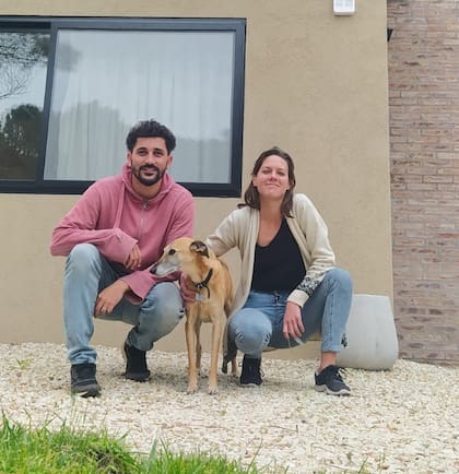 Juan Fernández y Agustina Barada: "La nueva vida en el bosque todavía la estamos descubriendo. Es el primer invierno que pasamos acá y creíamos que iba a ser súpercrudo, difícil y muy frío y si bien hace mucho frío fue menos grave de lo que pensábamos"