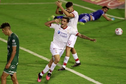 Juan Fernando Garro festeja el segundo gol de Huracán ante Sarmiento, por la 9° fecha de la Copa de la Liga Profesional