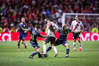 Juan Fernando Quintero marcado por Facundo Fattori y Kevin Coronel