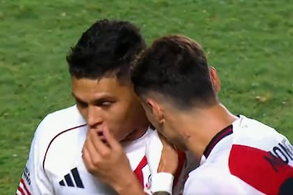 Juan Fernando Quintero y Gonzalo Montiel mantienen una acalorada charla luego del partido entre River y Argentinos Juniors