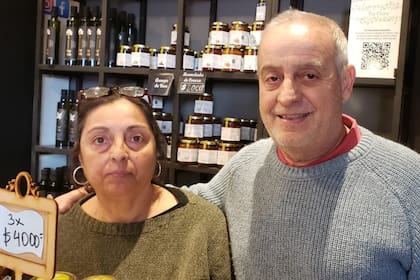 Juan Ferranti, un comerciante y su esposa, Clara, en el stand de dulces y mermeladas
