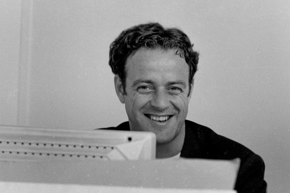 Juan Forn, autor de "Nadar de noche"; desde que se publicó en 1991, "fue considerado un fresco generacional y leído con devoción, especialmente entre los jóvenes", consigna Planeta en la última reedición que hizo del libro de cuentos