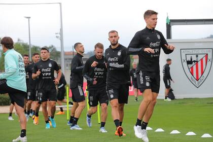 Juan Foyth, Germán Pezzella y Alexis Mac Allister, que jugó como volante central ante Estonia en Pamplona