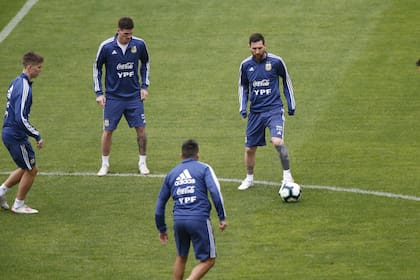 Juan Foyth, Rodrigo De Paul y Lionel Messi serán titulares contra Chile; por acumulación de amonestaciones, Marcos Acuña se perderá el partido por el tercer puesto.