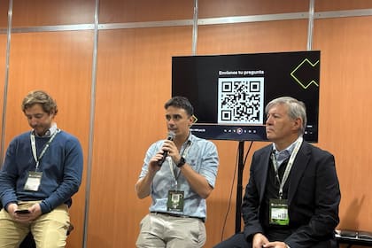 Juan Francisco Guiroy, coordinador del negocio de semillas en la Argentina de Cervecería y Maltería Quilmes; Patricio Munilla, gerente de marca de GDM, y Alejandro Fried, director de Gensus SA