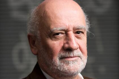 Juan Gabriel Tokatlian Doctor en Relaciones Internacionales por The Johns Hopkins University School of Advanced International Studies, es vicerrector de la UTDT y profesor investigador plenario.