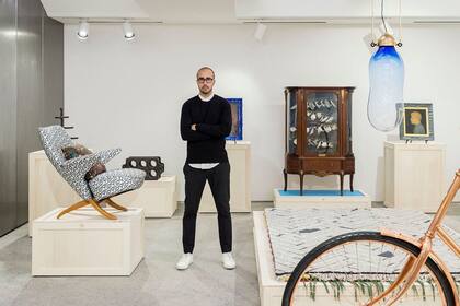 Juan García Mosqueda en el interior de su galería