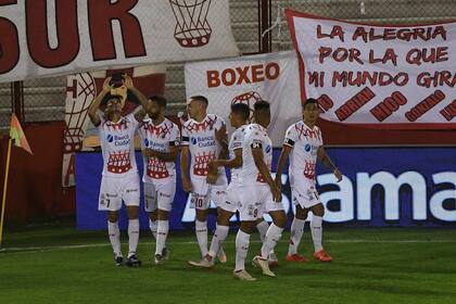 Juan Garro (7), de Huracán, festeja su gol contra Patronato de Paraná por la Copa Diego Armando Maradona de la Liga Profesional de Fútbol.