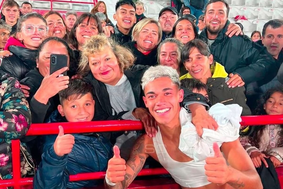 Juan Gauto con su familia, festejando luego del partido el triunfo de Huracán ante Barracas Central, donde anotó un golazo; el lado puro del fútbol argentino