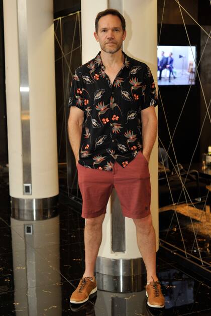 Juan Gil Navarro eligió un look veraniego y estampado para la presentación de Druk