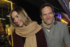 De la tierna postal de Juan Gil Navarro con su novia al tapado de piel de Alfano