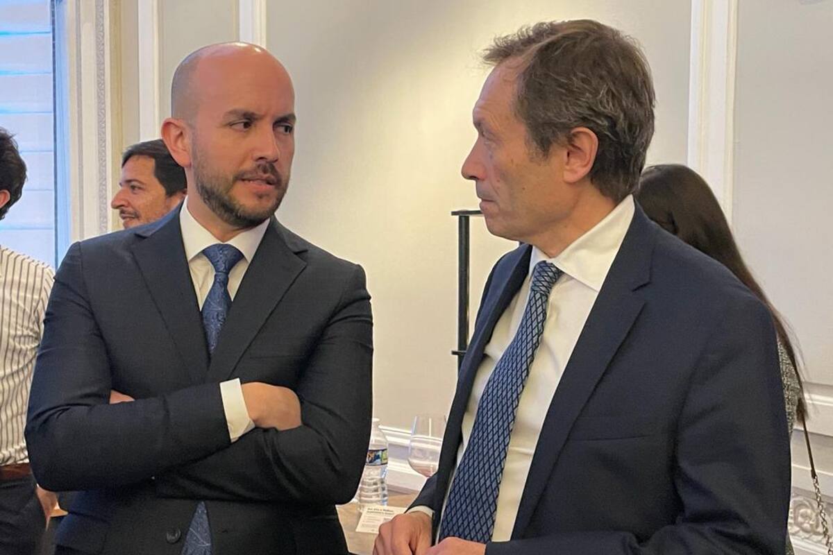 Juan González y Gustavo Béliz en la embajada argentina, ayer.