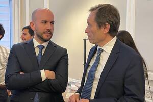 Juan González y Gustavo Béliz en la embajada argentina, ayer.