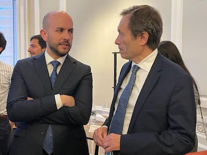 Juan González y Gustavo Béliz en la embajada argentina.