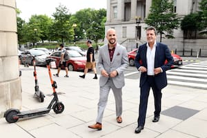 Juan González y Sergio Massa caminan por Washington D.C.